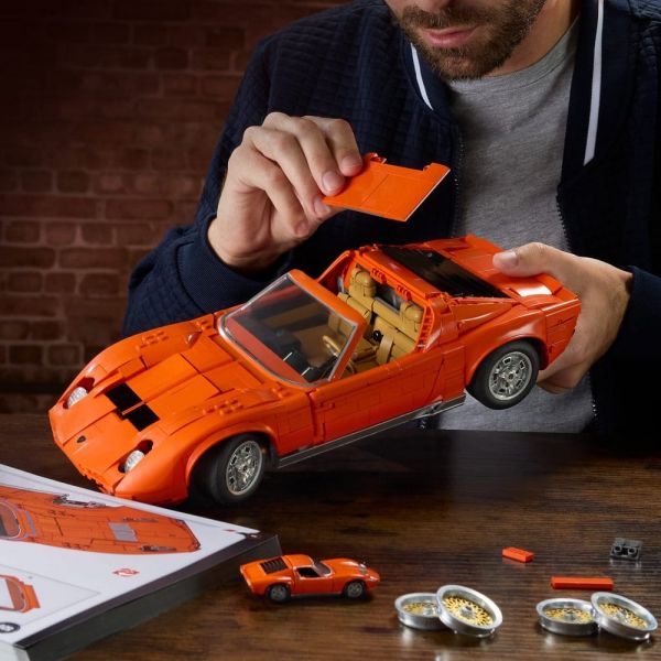 Hot Wheels Premium Mattel Brick Shop Building Set 1/12 Lamborghini Miura P400 SV Additional Image 1