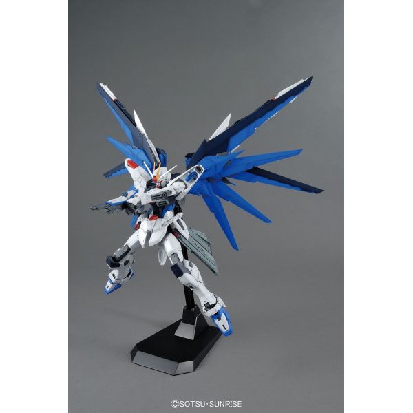 MG Freedom Gundam Ver. 2.0 (Gundam SEED Destiny) Image