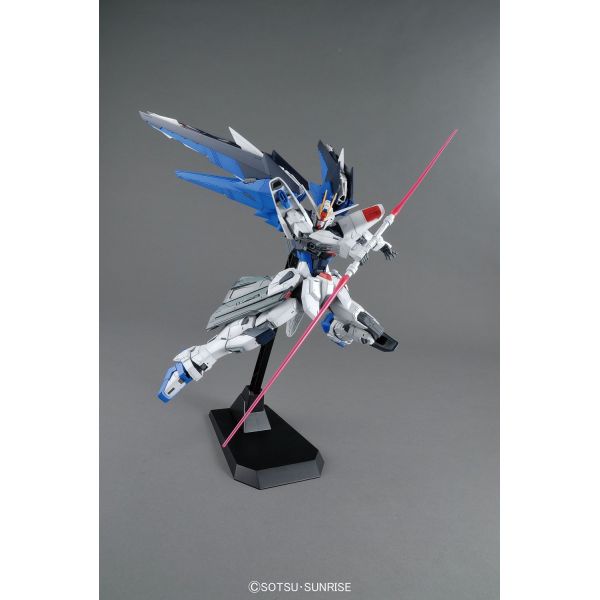 MG Freedom Gundam Ver. 2.0 (Gundam SEED Destiny) Image