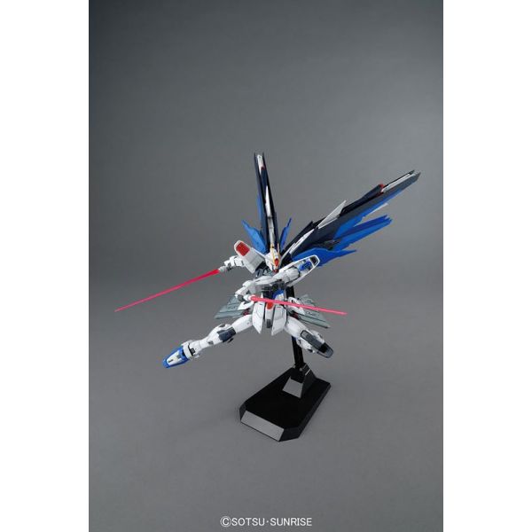 MG Freedom Gundam Ver. 2.0 (Gundam SEED Destiny) Image