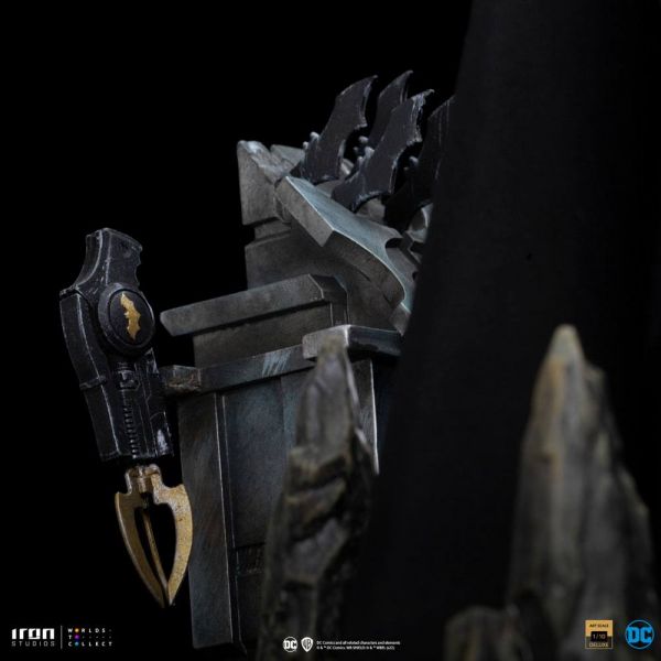 Art Scale Batman Unleashed Deluxe Statue (DC Comics) Additional Image 6