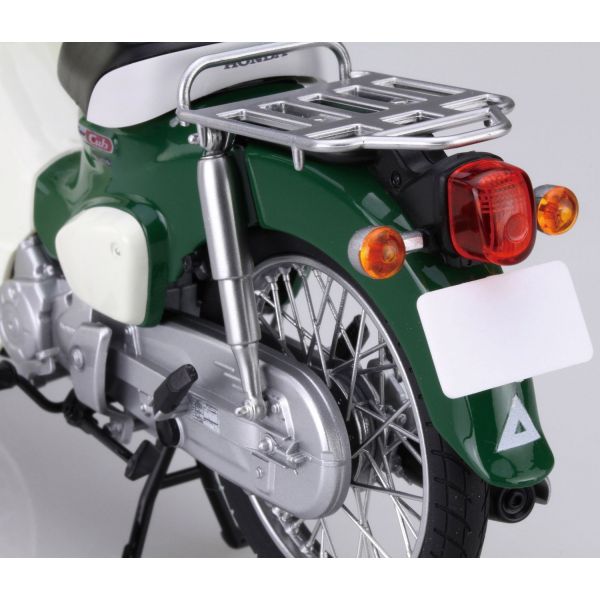 Honda Super Cub 110 - 1/12 Scale Model Kit (Tasmania Green Metallic) Additional Image 1